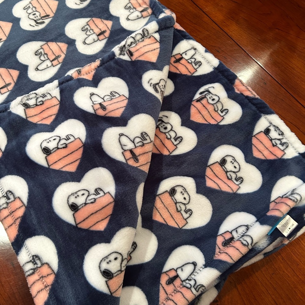 Berkshire Peanuts Valentine’s Lazy Snoopy Hearts Blanket - Picture 3 of 6